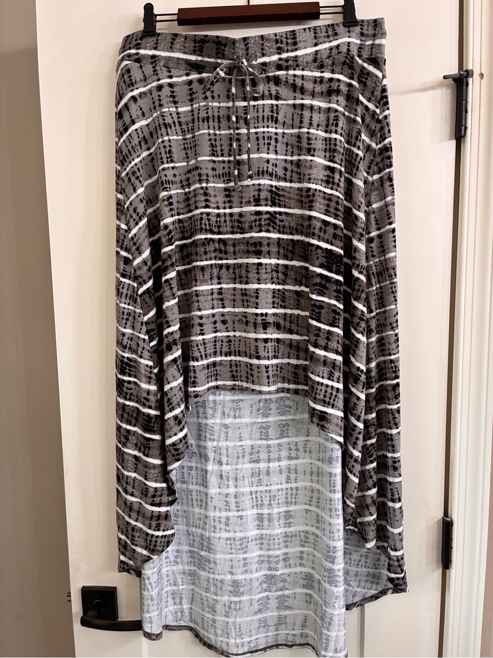 TORRID Gray, Black & White Hi-Low Skirt Size 1 XL Adjustable Waist Flowy Boho